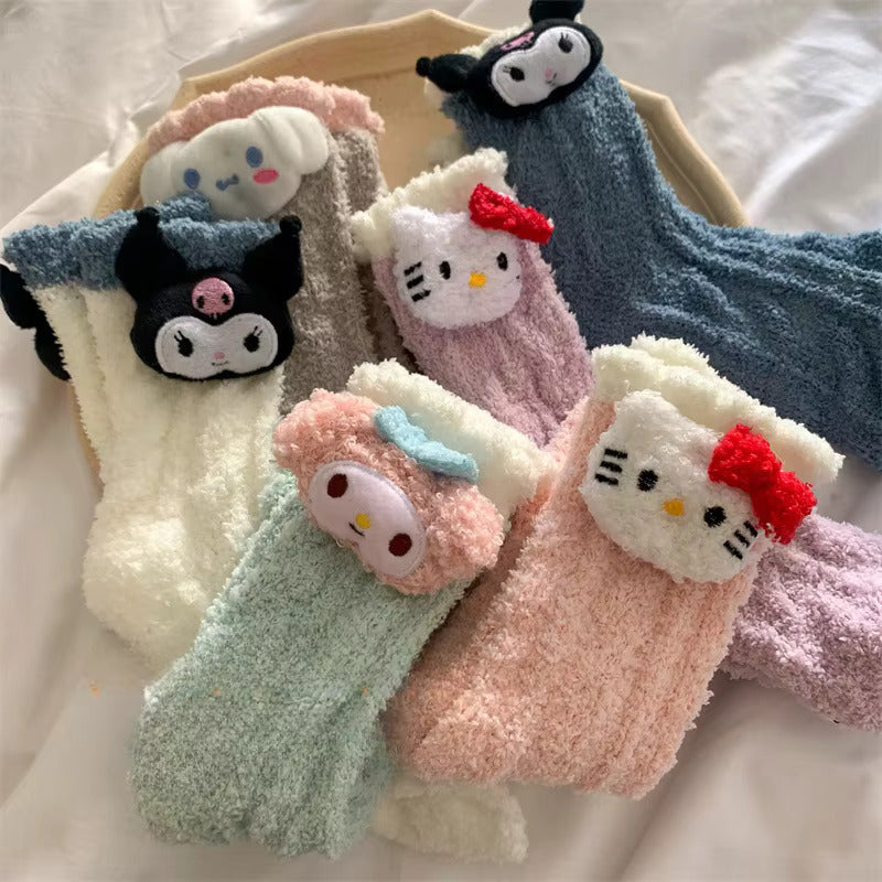 H.Kitty Kuromi Warme Korallensamtsocken Bestickte Puppe