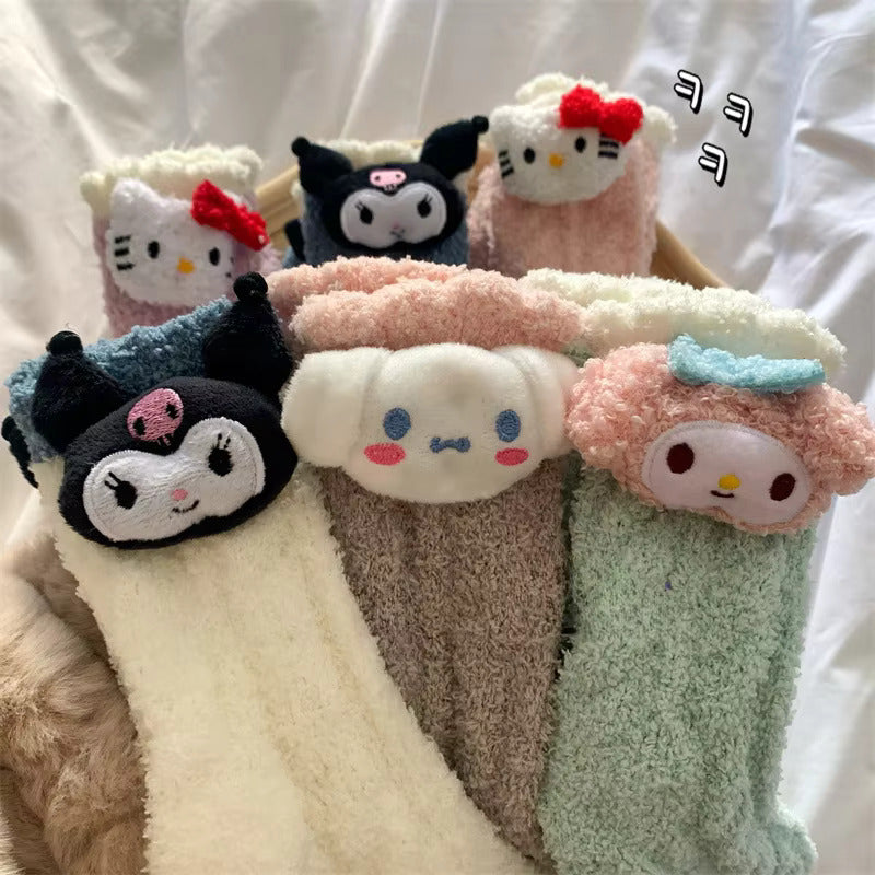 H.Kitty Kuromi Warme Korallensamtsocken Bestickte Puppe