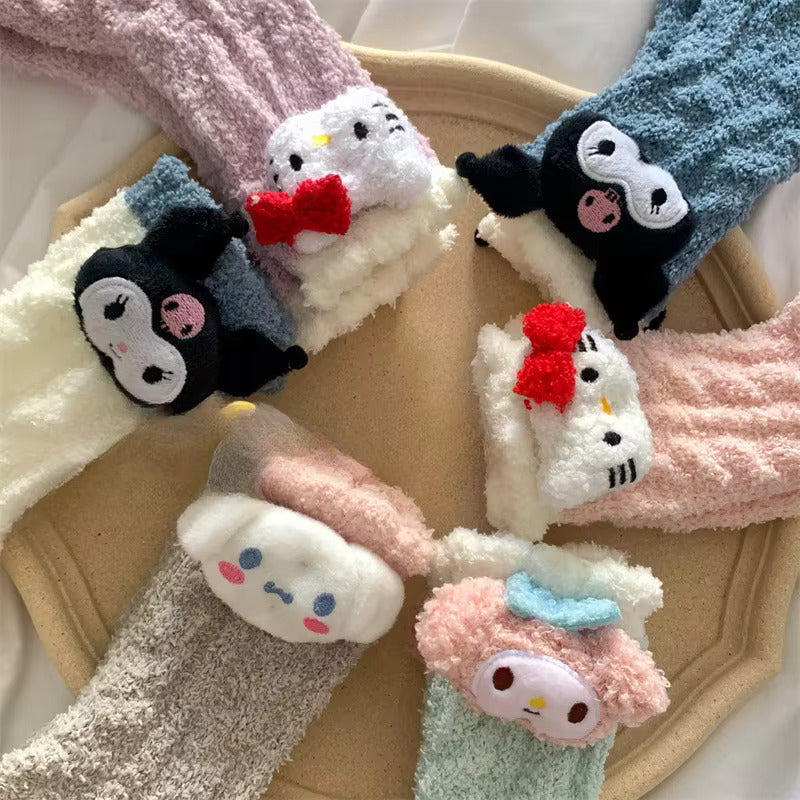 H.Kitty Kuromi Warme Korallensamtsocken Bestickte Puppe