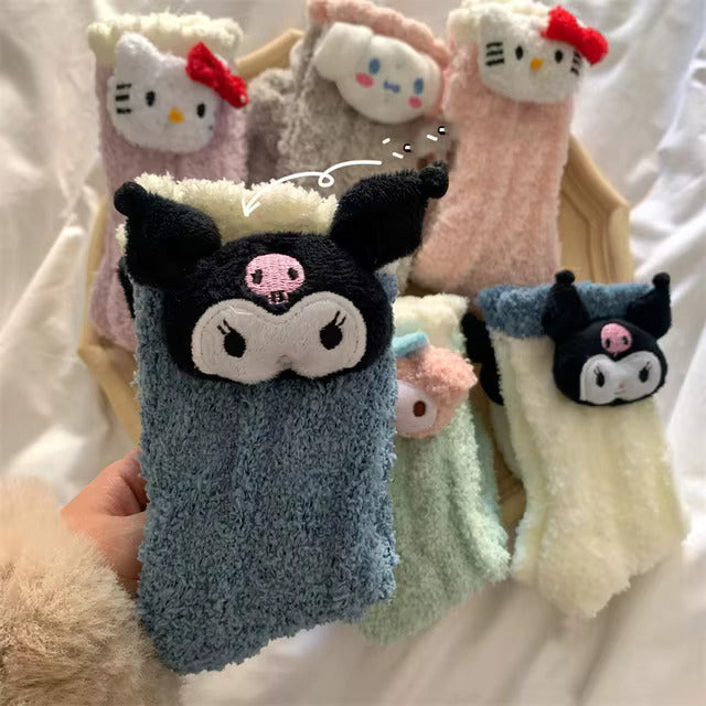 H.Kitty Kuromi Warme Korallensamtsocken Bestickte Puppe
