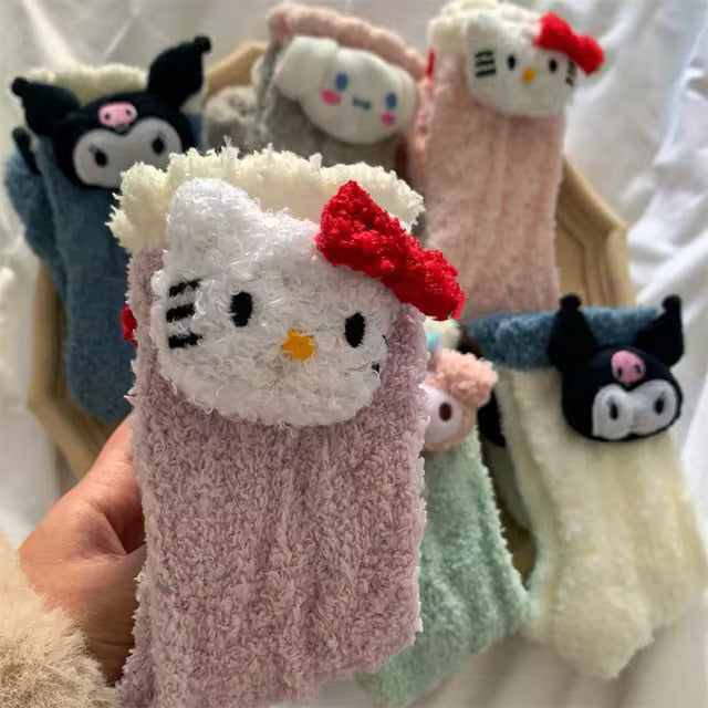 H.Kitty Kuromi Warme Korallensamtsocken Bestickte Puppe