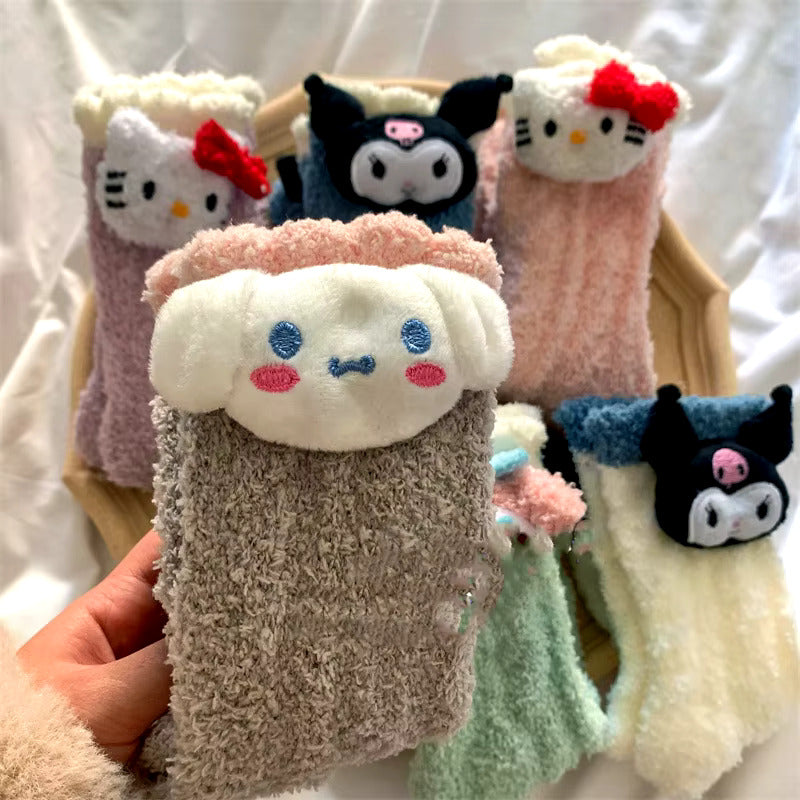 H.Kitty Kuromi Warme Korallensamtsocken Bestickte Puppe