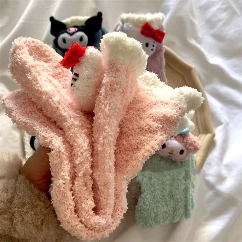 H.Kitty Kuromi Warme Korallensamtsocken Bestickte Puppe