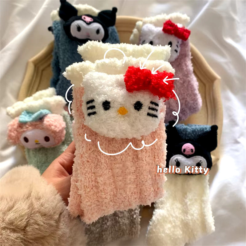H.Kitty Kuromi Warme Korallensamtsocken Bestickte Puppe