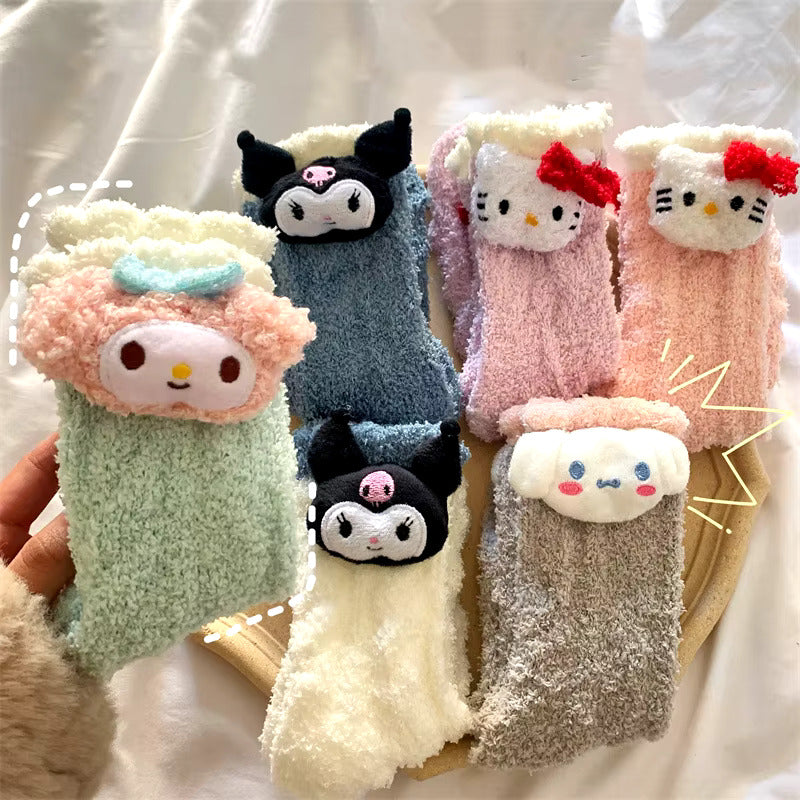 H.Kitty Kuromi Warme Korallensamtsocken Bestickte Puppe