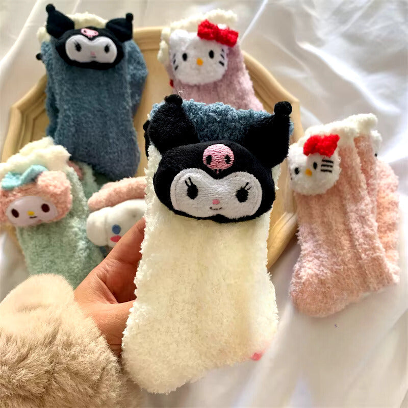 H.Kitty Kuromi Warme Korallensamtsocken Bestickte Puppe