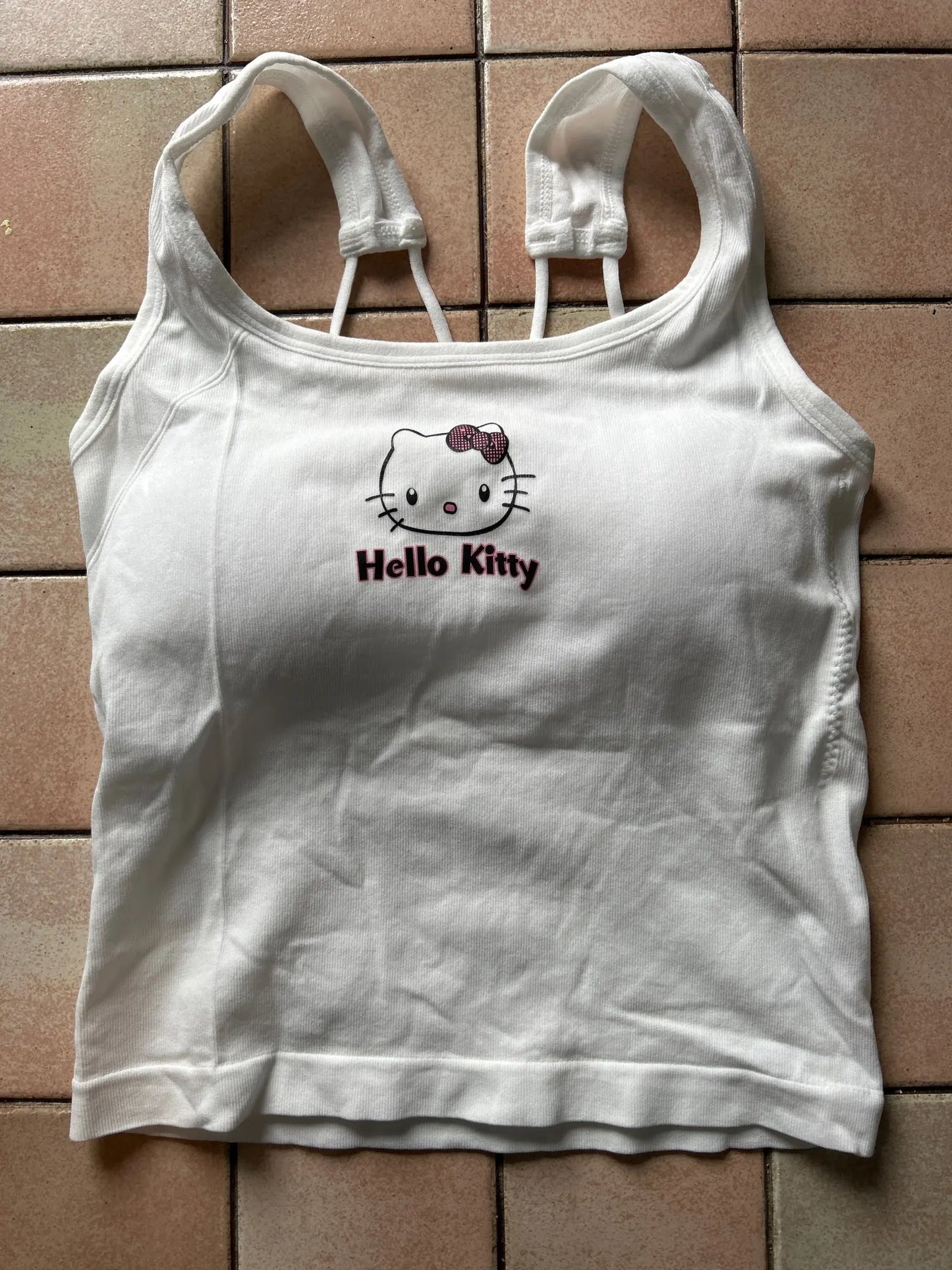 Hello Kitty Tanktop mit überkreuztem Rücken und Brustpolstern – Crop Top im Y2K-Stil