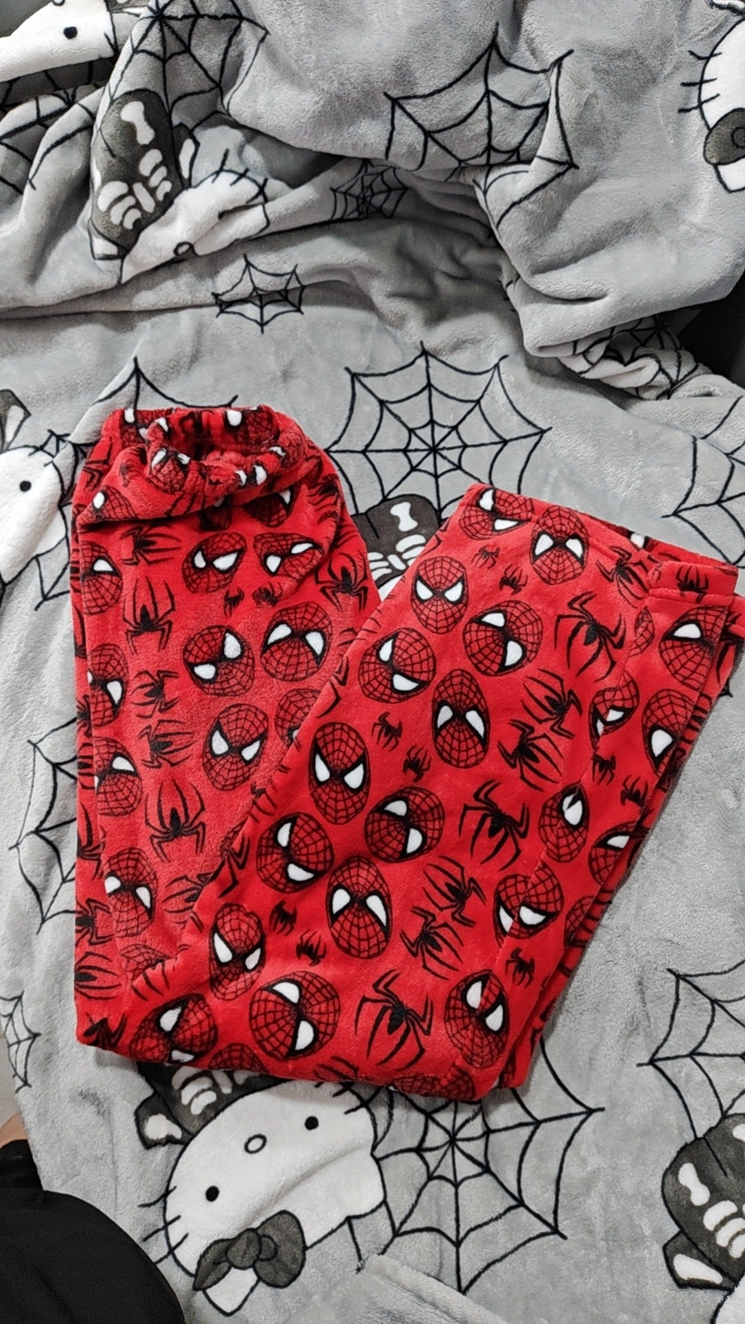 Lockeres Pyjama-Set aus Baumwollsamt mit langen Hosen von Hello Kitty Spider-Man