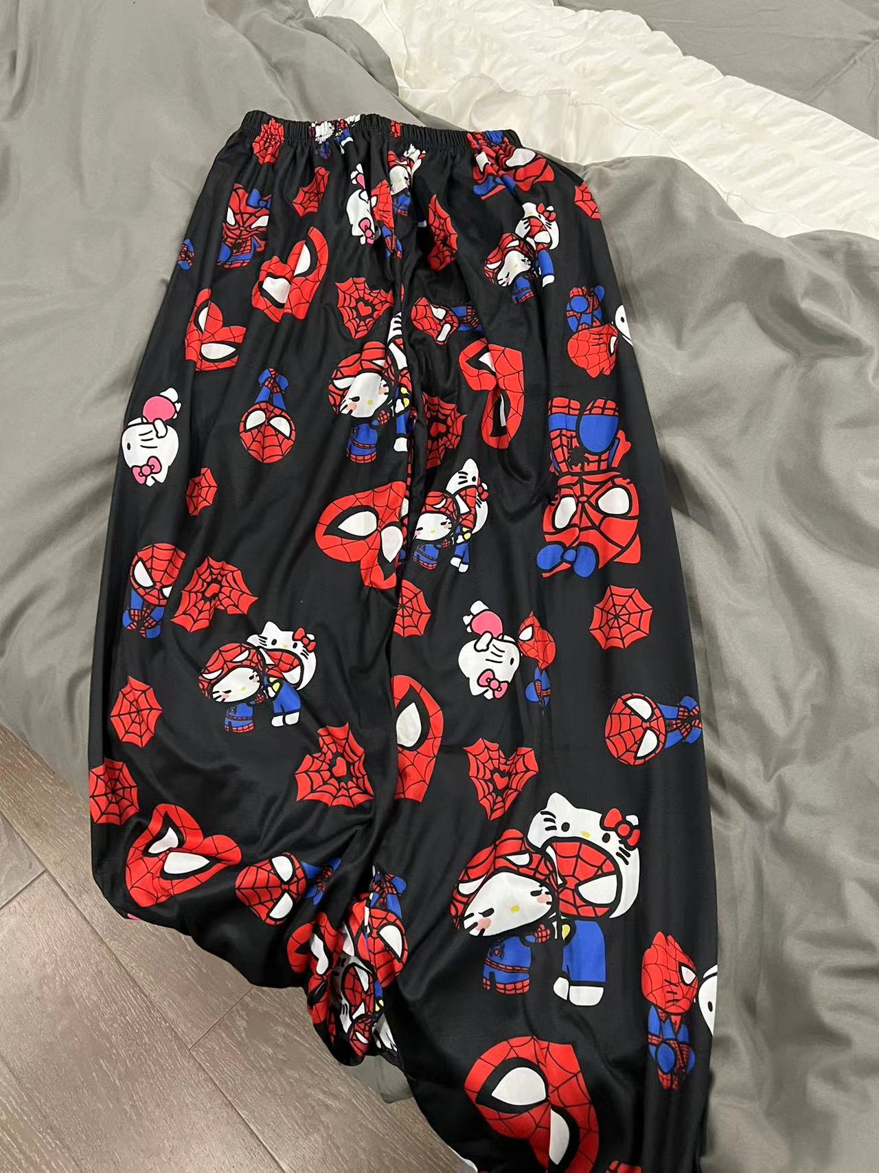 Hello Kitty x Spiderman Lockere Pyjamahose aus Baumwolle