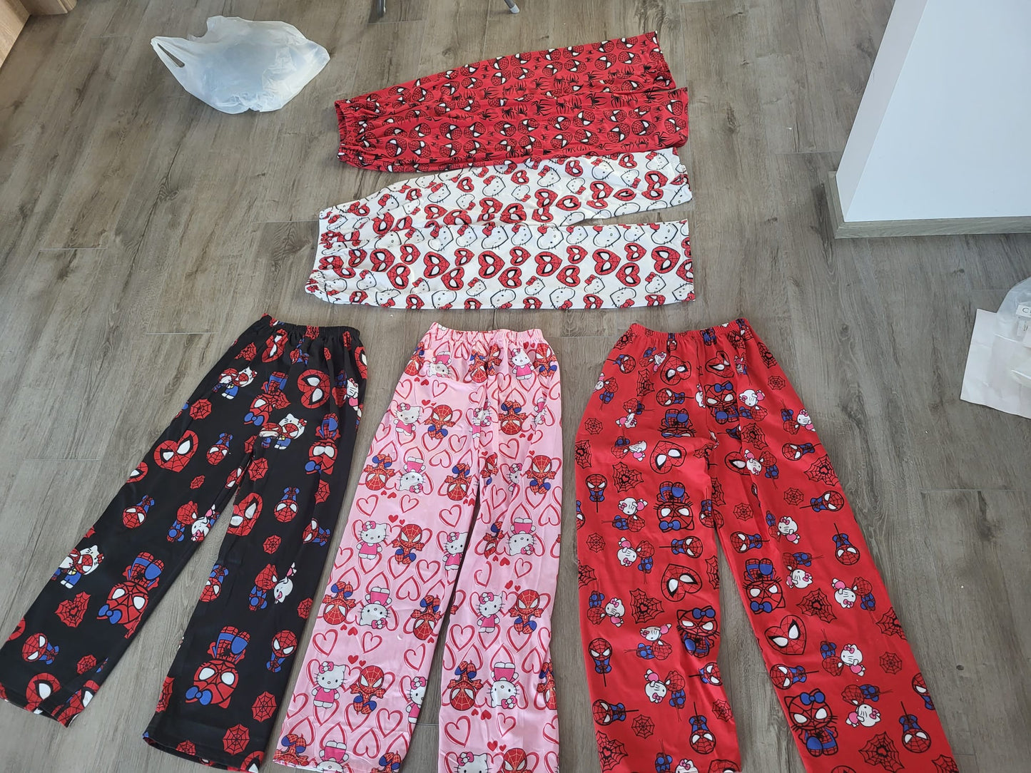 Hello Kitty x Spiderman Lockere Pyjamahose aus Baumwolle